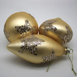 This product is made of glass and has a matte finish. It is decorated with glitter stars.