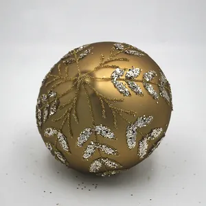 This Christmas tree ornament is a classic and charming decoration that has been blown from glass.