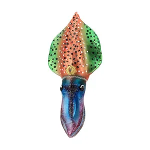 This product is painted with a green and gold design. The colors and details of the design are sure to add a touch of vibrancy and character to your Christmas tree.