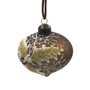 This product is a charming 8cm brown onion-shaped Christmas ornament ball, handcrafted from glass and adorned with delicate white and gold accents. It's a perfect addition to any holiday decor, adding a touch of elegance and warmth to your festive displays.