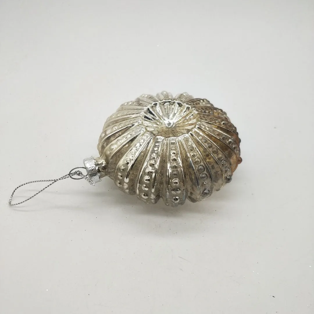 This product has a classic and elegant style that complements a variety of Christmas tree themes.