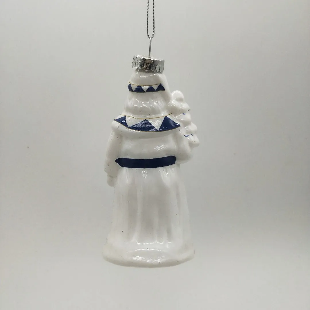 This Santa Claus ornament is meticulously hand-blown and crafted, showcasing exquisite details and a high quality finish.