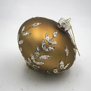 These ornaments are perfect for decorating your Christmas tree. They can also be used for other festive occasions.