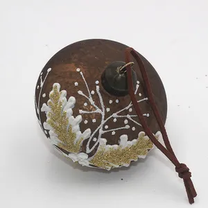 This product is crafted from high-quality glass, featuring a unique onion shape. The surface is adorned with delicate white and gold accents, creating a beautiful and sophisticated aesthetic.