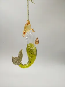 This product is handmade by blowing glass with a transparent and green body decorated with gold glitter on the tail, and the hair and the shell in hand are made of clear glass, which is suitable for decoration.