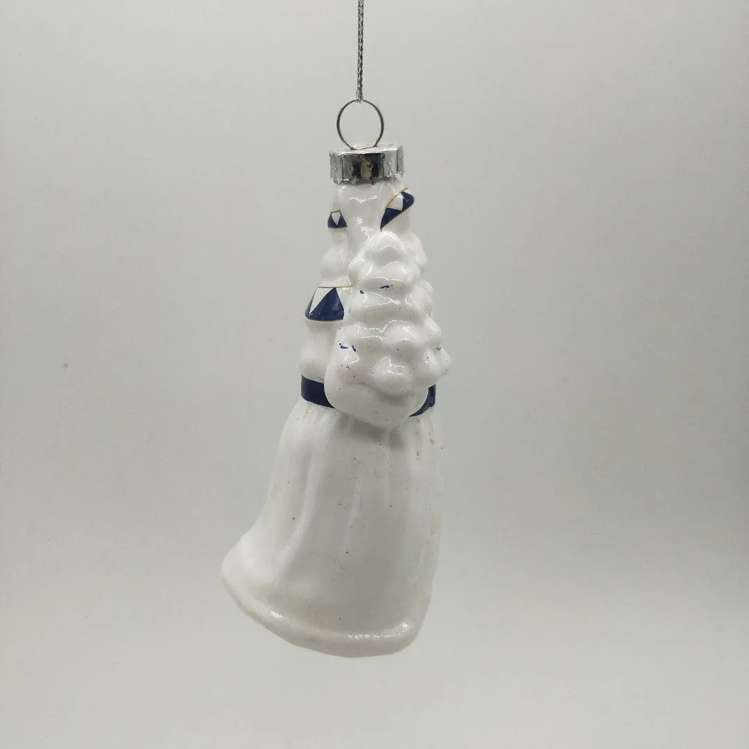 This Santa Claus ornament features a classic and timeless design, adding a touch of elegance to your Christmas decorations.